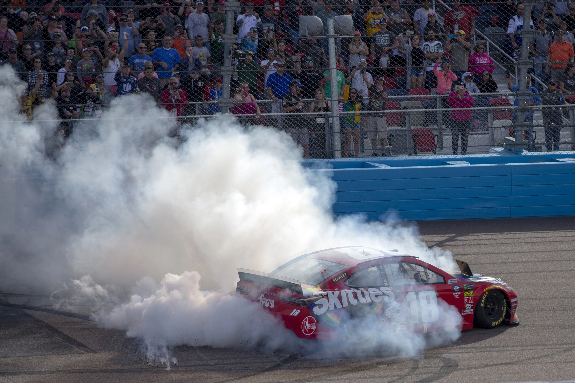 Kyle Busch (18) wins the Ticket Guardian 500 at ISM Raceway in Avondale, Arizona. — Photo by actionsports