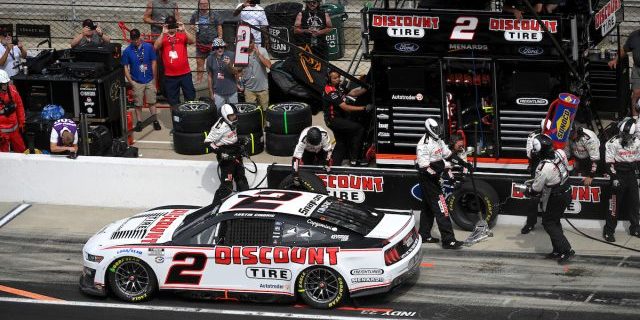 #2: Austin Cindric, Team Penske, Discount Tire Ford Mustang, pit stop
