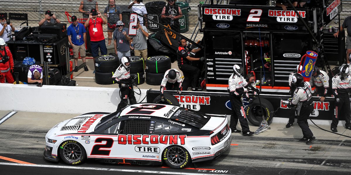 #2: Austin Cindric, Team Penske, Discount Tire Ford Mustang, pit stop