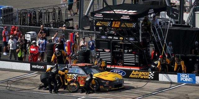 #12: Ryan Blaney, Team Penske, Advance Auto Parts Ford Mustang, pit stop