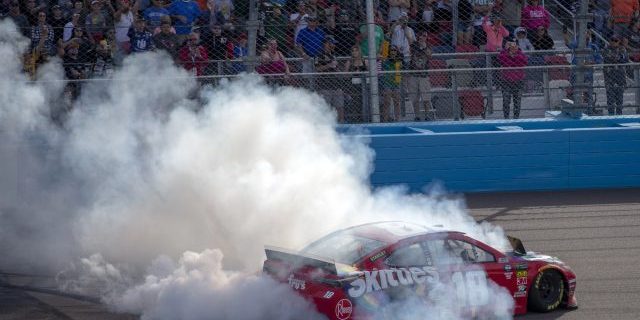 Kyle Busch (18) wins the Ticket Guardian 500 at ISM Raceway in Avondale, Arizona. — Photo by actionsports